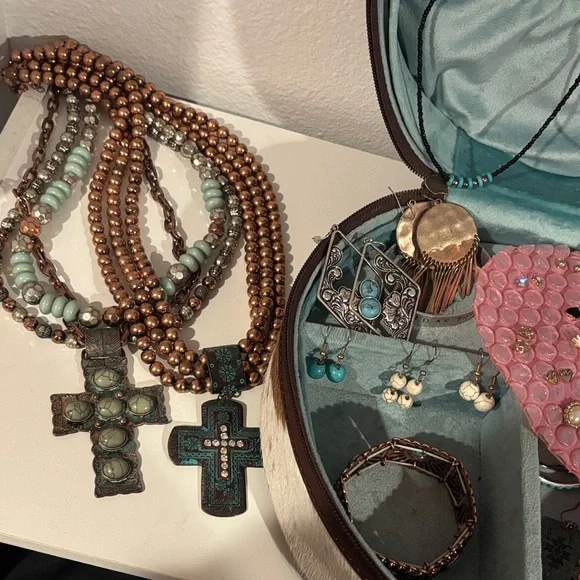 Round Leather and Cowhide Jewelry Case - Picture 7 of 7